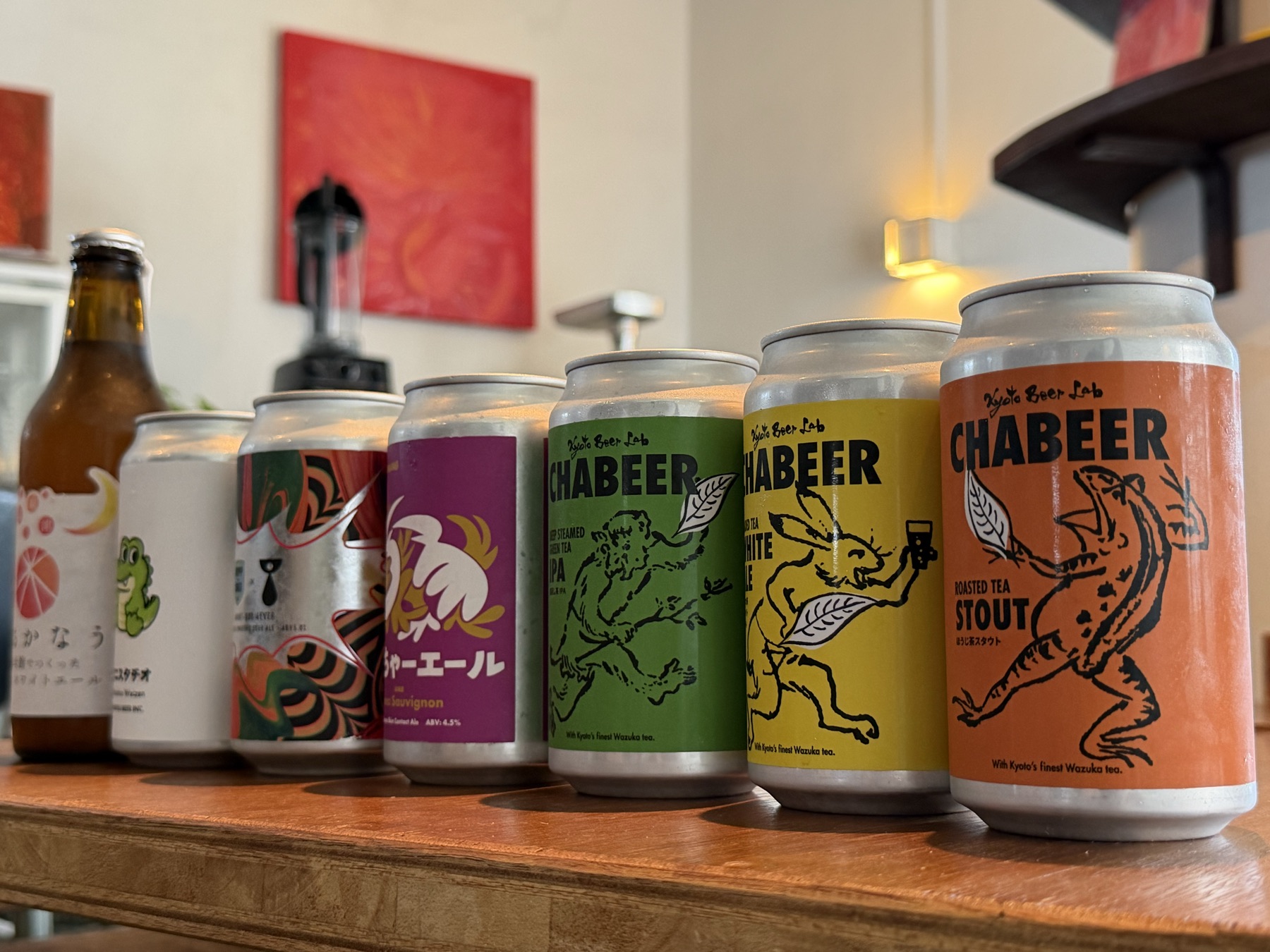 カウンターに並ぶクラフトビールの缶