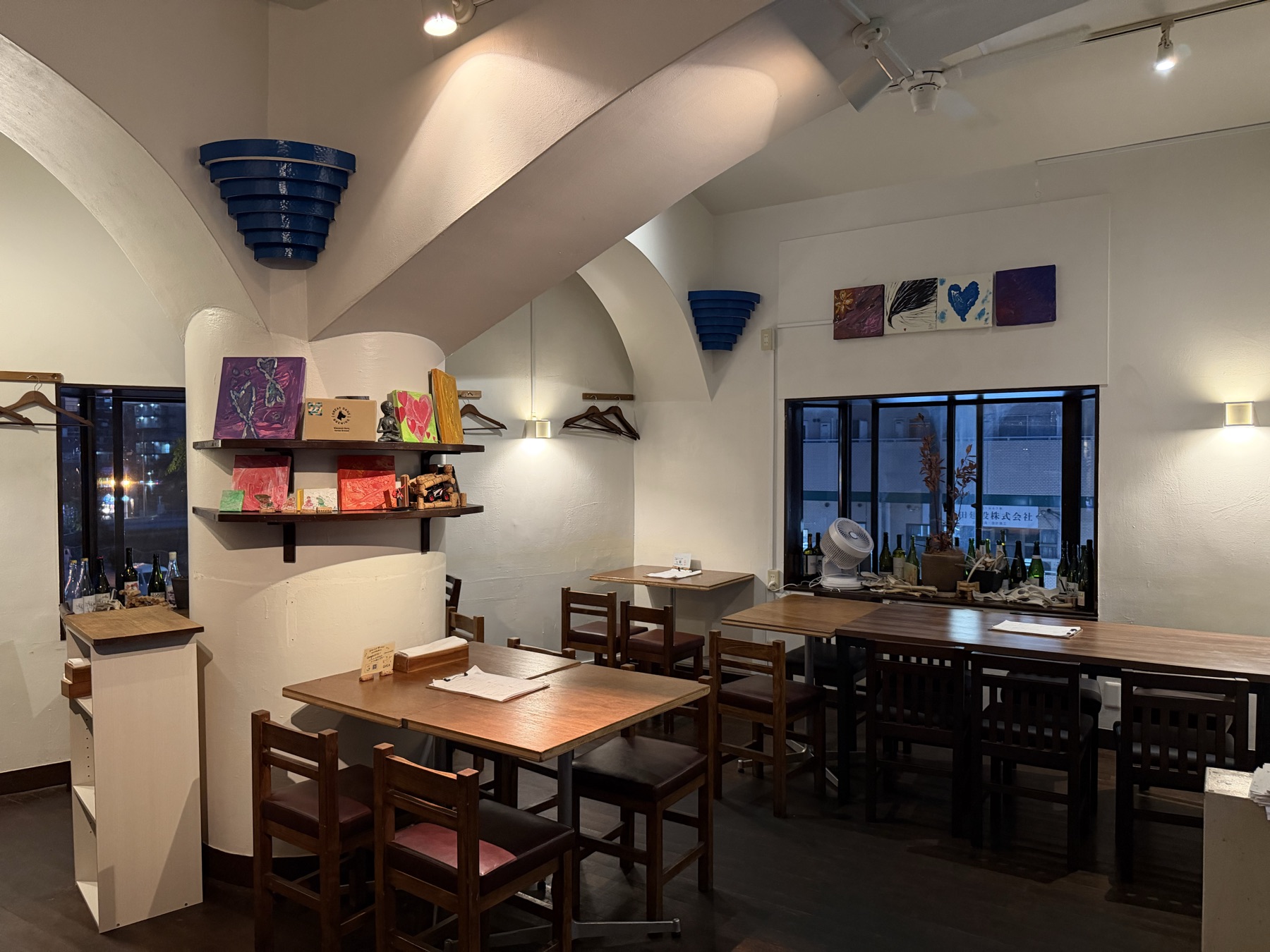 蒲田のジビエレストラン GAIAの店内。白いアーチ天井とテーブル席