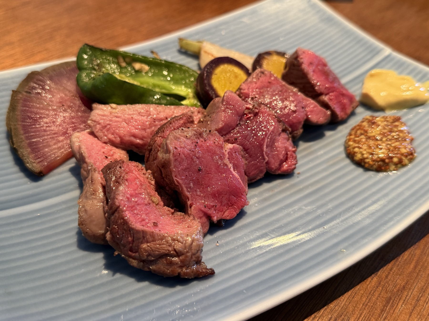 蒲田のジビエ料理 GAIAの鹿肉のロースト。焼き野菜と粒マスタードを添えて